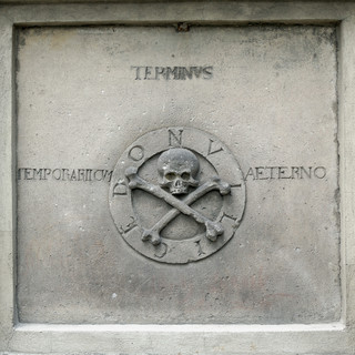 Tombstone in Konin (Poland), Terminus Nulli Cedo